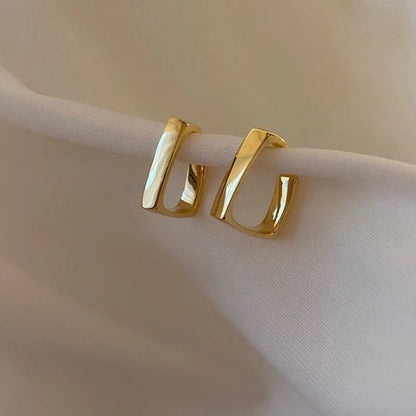 Aria™ | Simple U-Shaped Geometric Stud Earrings