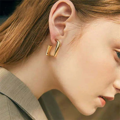 Aria™ | Simple U-Shaped Geometric Stud Earrings