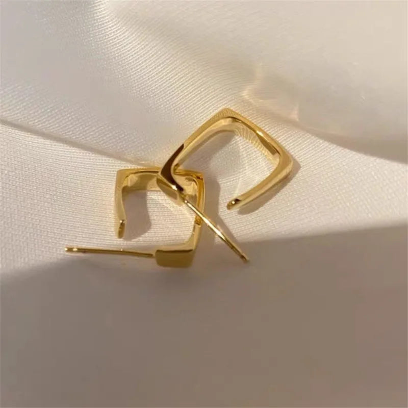 Aria™ | Simple U-Shaped Geometric Stud Earrings